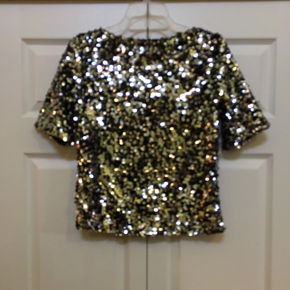 🆕BRAND NEW-SILVER SEQUINED TOP YOU WILL LOVE. - Picture 4 of 5